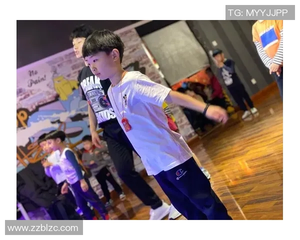 杭州街舞队与深圳街舞队赛后复盘分析团队配合与战术执行的精彩瞬间