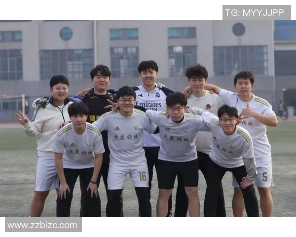 足球明星与足球亲密合影展现激情与梦想的瞬间 足球明星与足球亲密合影展现激情与梦想的瞬间